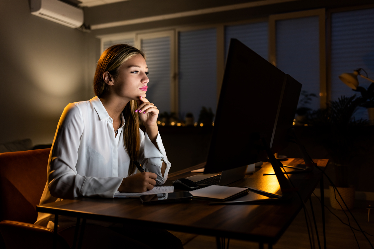 An investor looking at stocks to buy on a computer.